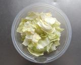 材料2つ☆豚こまキャベツ胡麻だれ炒め。作り方2写真