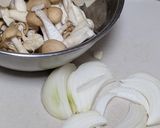 豚肉と玉ねぎとしめじのピリ辛炒め作り方1写真