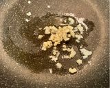 茎わかめのニンニクめんつゆ炒め。手がとまらない😋作り方2写真