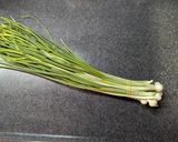 のびるの茎と豚肉の醤油麹炒め作り方1写真