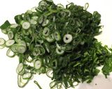 豆もやしと長ねぎ（青い部分）と卵の炒め物作り方1写真