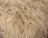 カブと納豆と生ハムとチーズのサラダ作り方1写真