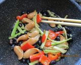 蒸し黒豆とセロリウインナ昆布だし炒め😋作り方4写真