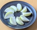 レンジで！ 新玉ねぎのトマトみそだれがけ作り方3写真
