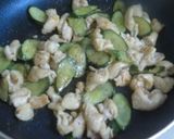 おつまみにピッタリ♪鶏皮ときゅうりの塩麹炒め作り方3写真