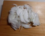 鮭の中骨缶詰と玉ねぎの粒マスタードサラダ作り方1写真