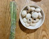 シメジとアスパラガスの炒め物作り方1写真