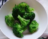 ブロッコリーとチキンのオーロラソース作り方1写真