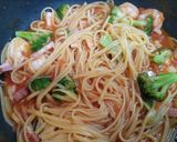 簡単夕飯昼食ワンパンブロッコリー海老トマトパスタ作り方4写真