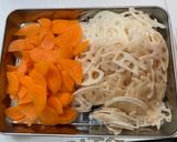鶏肉入りのレンコンと人参のキンピラ風🎵作り方2写真