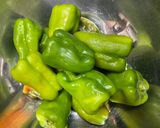 美活⭐︎鶏ガラスープと鰹出汁で丸ごとピーマン煮作り方1写真