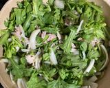 豚肉と春菊の胡麻ドレ炒め作り方1写真