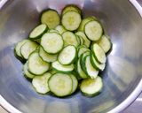 胡瓜と茹で卵のゴマ酢マヨ和え~♪作り方2写真