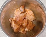 鶏肉のスパイス漬けとオリーブのレモン炒め作り方1写真