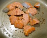 簡単！銀鮭と春菊の茎炒め作り方3写真