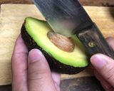保存版✅アボカドの切り方｜種・皮も簡単に取る方法作り方4写真