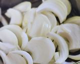 新玉ねぎとスナップエンドウのバター醤油蒸作り方1写真