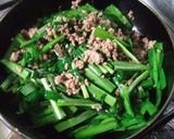 簡単・節約・「ひき肉のニラ玉丼」作り方2写真