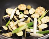 醤油麹でなすと挽肉のキムチ炒め作り方2写真