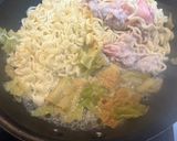5分で！袋麺焼そばで豚キムチーズ焼そば作り方2写真