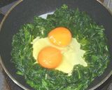 目玉焼き with モロヘイヤ作り方3写真