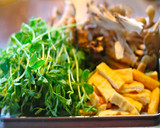豆苗と舞茸とお揚げの炒め物作り方1写真