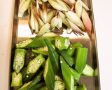 オクラと茗荷の炒め物作り方1写真