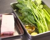豚バラ肉とセロリのハチミツ生姜炒め。作り方1写真