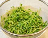 豆苗＊カニカマ＊ツナのWマスタード和え作り方1写真