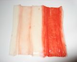お弁当の彩りに！カニカマのカイワレ巻作り方1写真
