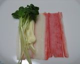お弁当の彩りに！カニカマのカイワレ巻作り方2写真