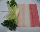 お弁当の彩りに！カニカマのカイワレ巻作り方4写真