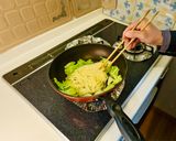 彼氏が作る「カニカマとツナの蒸焼きそば」作り方6写真