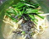 ニラとモヤシとカニカマの塩昆布胡麻和え作り方3写真