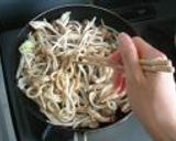 チーズ＆たまごがトロリ♪レタス焼うどん♪作り方4写真