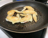 鶏手羽先とさつまいものしょうゆ麹炒め作り方3写真