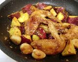 鶏手羽先とさつまいものしょうゆ麹炒め作り方5写真