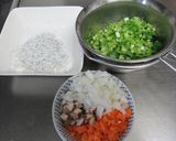 子供喜ぶ♪小松菜としらすの彩り炒飯☆作り方1写真