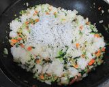 子供喜ぶ♪小松菜としらすの彩り炒飯☆作り方5写真