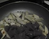 ごぼうとコンニャクと牛肉の味噌煮。作り方3写真
