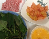 モロヘイヤとひき肉のたまトマ炒め作り方1写真