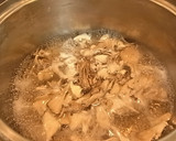 鶏白だしのまいたけとレタスのスープ作り方2写真