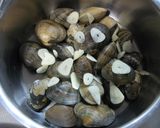 旨味ギュッ！あさりのにんにくバター酒蒸し作り方1写真