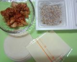 材料４つ★納豆キムチの餃子包み焼き作り方1写真