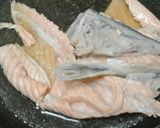 フライパンでかぶ（大根）と鮭のアラの煮物作り方2写真
