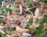 キノコと豚肉のネギ塩炒め。作り方2写真