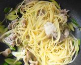 塩麹で♪長葱と豚肉の和風パスタ作り方5写真