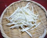 大根の皮の塩昆布炒め☆切り方が決め手！作り方3写真