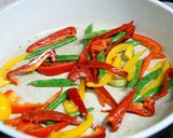 季節野菜とスモークサーモンの炒め物作り方3写真