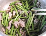さつまいもの茎と豚肉のおかかゴマ炒め作り方3写真